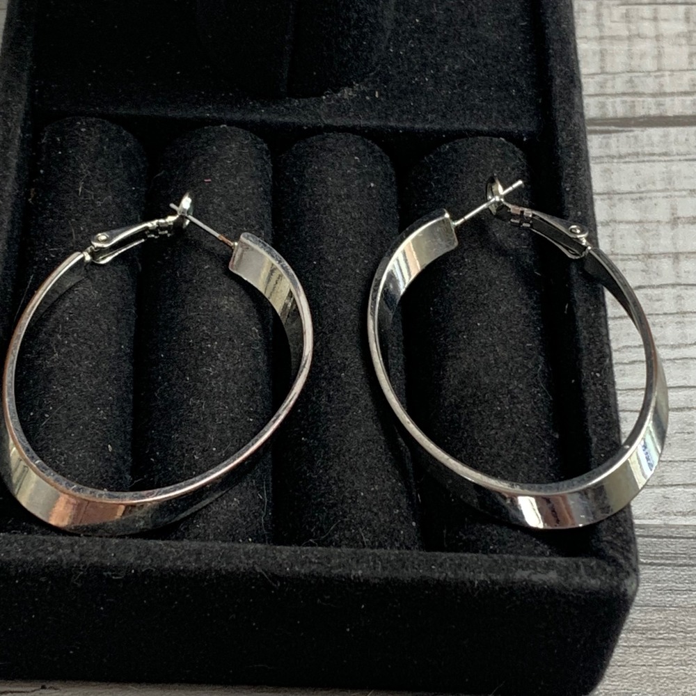 Silver Tone Twisted Oval Hoop Earrings Latch Back Minimalist Modern Jewelry